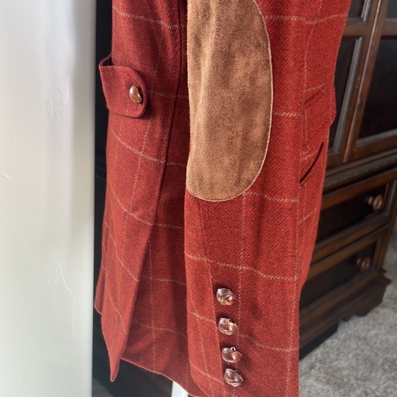 Beautiful wool  blazer. Deep rich color with camel plaid. Small nick on collar - Picture 3 of 4